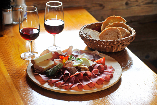 Une assiette valaisanne pour l'apéro.